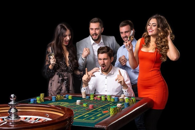 Tampilan meja Hot Pot langsung di qt777 apk dengan dealer, kartu, dan panel taruhan pemain